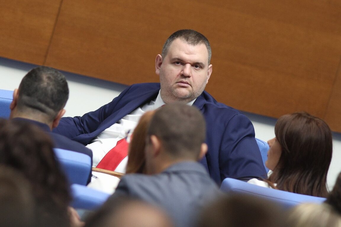 Пеевски призна за препоръка от Доган, но "хората искат правителство"