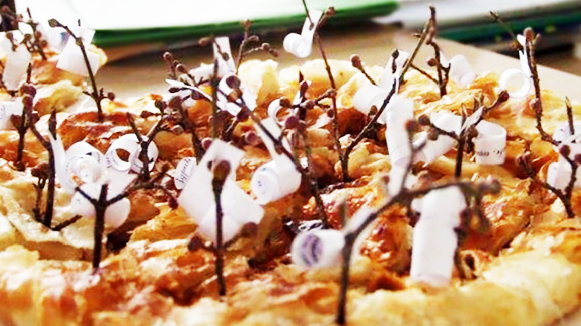 Yeni yılın ilk gününde Surva bayramı ve yılbaşı böreğinde şans arama geleneği