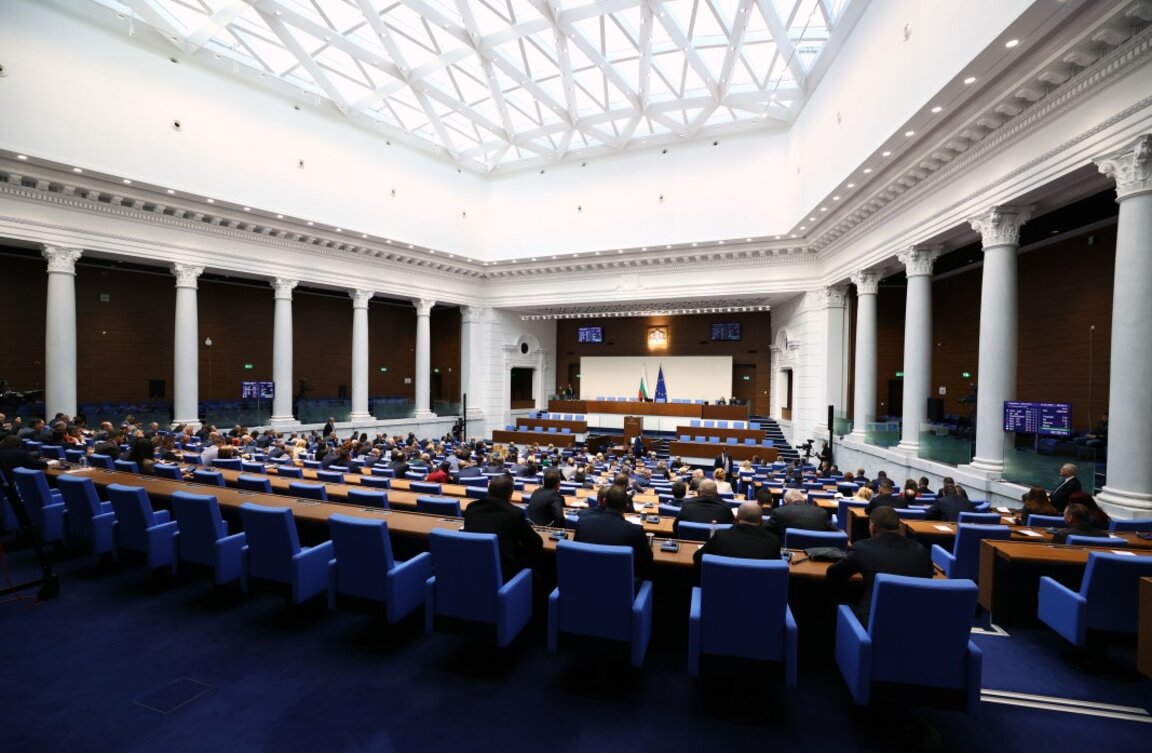 Парламентът прие декларация за неучастие на български военни в Украйна