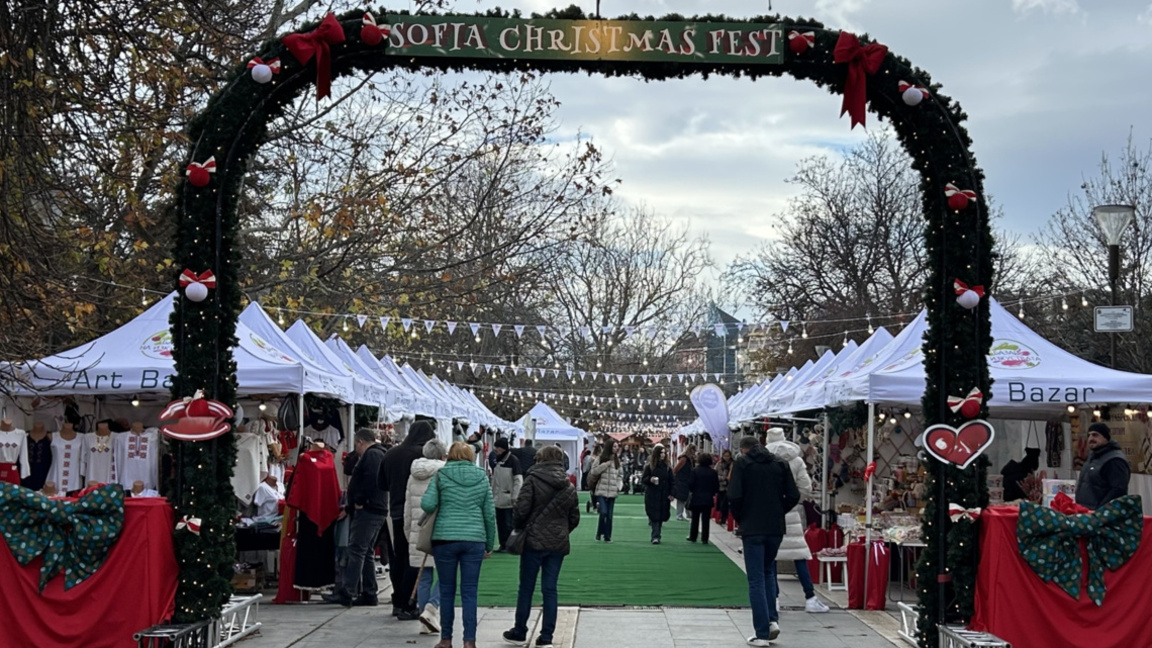 Магија Божића оживела и испред Народног ...