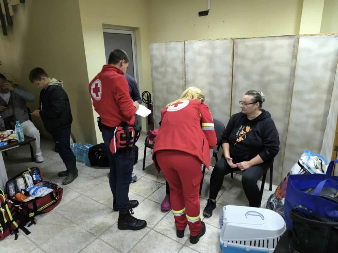 БЧК с логистична и психологическа помощ за пострадалите при наводнението в Елените