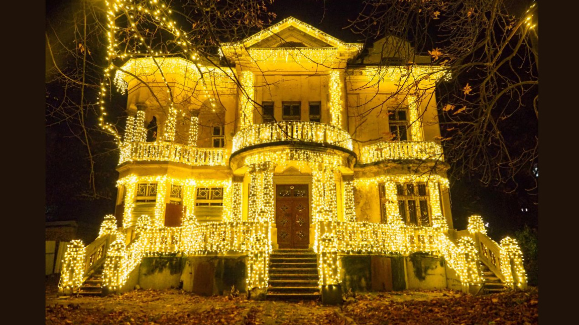 Χριστουγεννιάτικη λάμψη και νέα αρχή για το θρυλικό «Σπίτι με τις φράουλες»