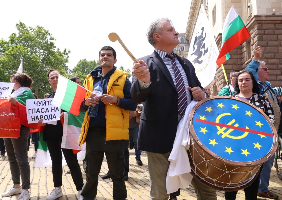 Протестиращите в защита на лева в София: Той не е просто парична единица