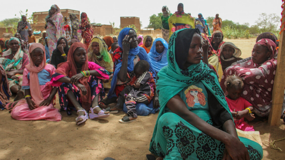 Бежанци от Судан си почиват на границата с Чад