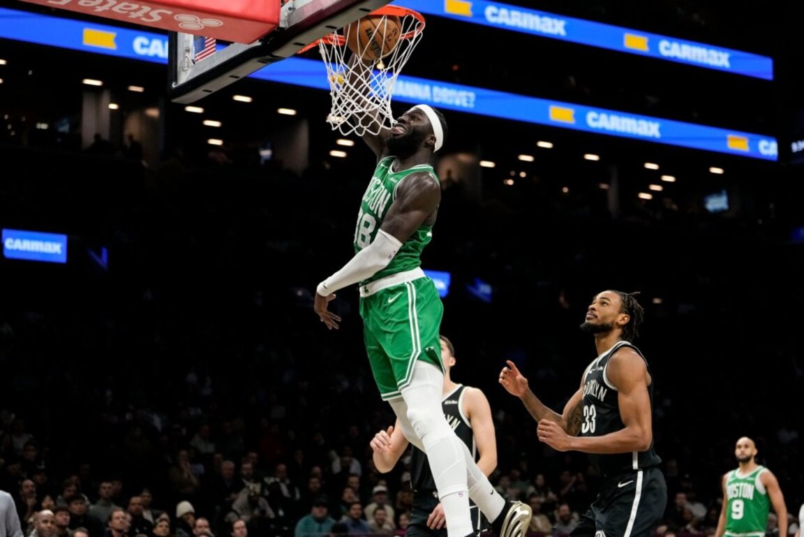 Центърът на Бостън Кета забива в коша на Бруклин при победата със 113:99.