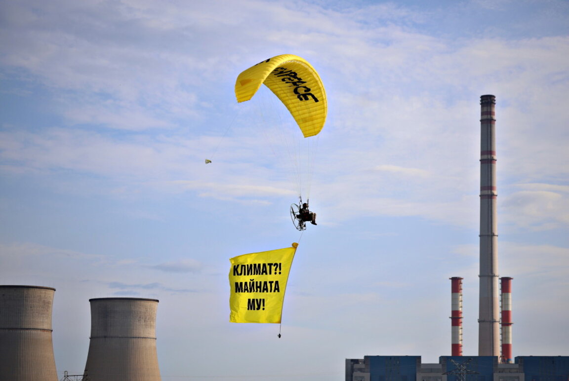 С акция с парапланер "Грийнпийс" настоя да бъде спряно финансирането на въглищната индустрия у нас. 07.05.2025 г.
