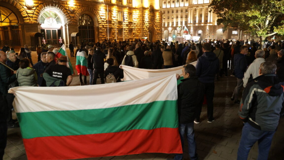 "Хората не го харесват, а гласуват за него" - протест срещу купените избори