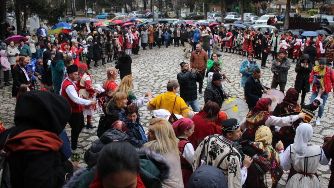 На бабите и акушерките с любов