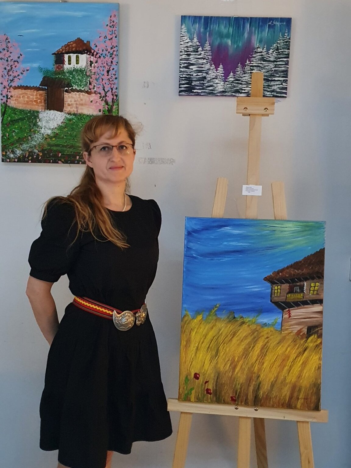 Маргарита Шопова - освен че създава красиви дрехи, тя рисува и картини