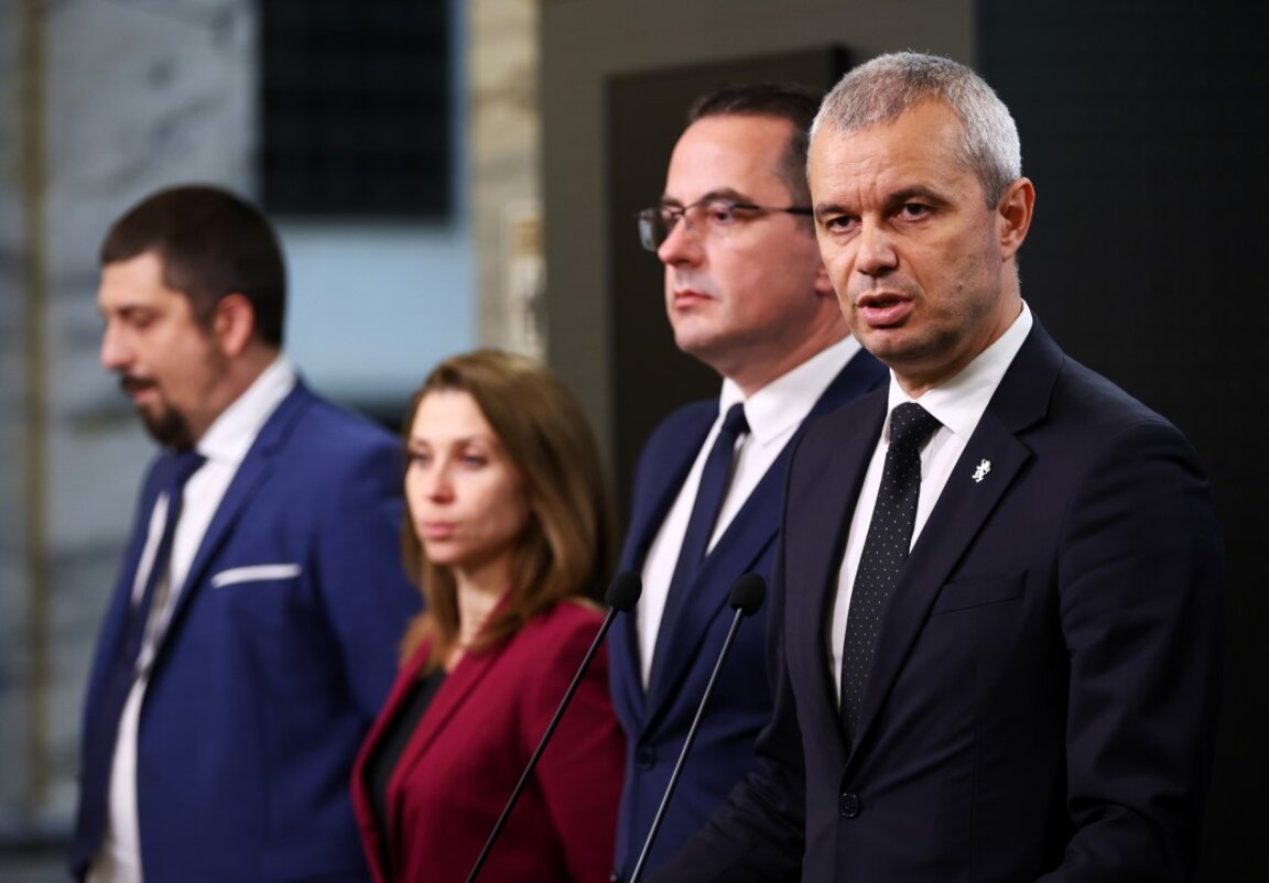 Лидерът на "Възраждане" Костадин Костадинов (вдясно) говори на брифинг в НС -  20 ноември 2024 г.