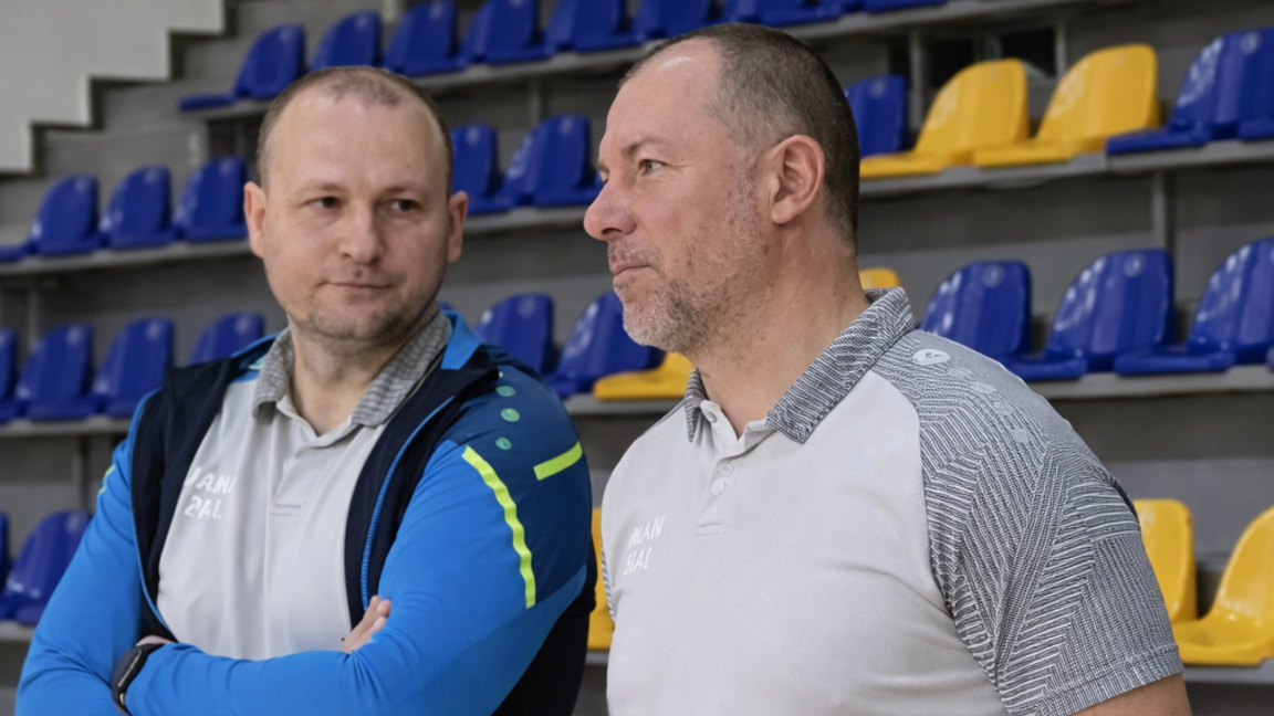 Старши треньорите на "Шумен 61" Никола Карастоянов (вляво) и Костадин Семерджиев (вдясно)