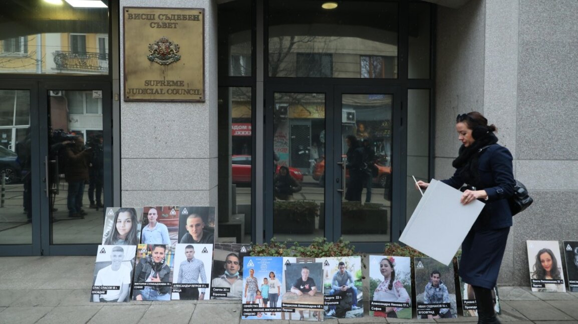 "Ангели на пътя" на протест пред ВСС, Пеевски призова магистратите да чуят призива им