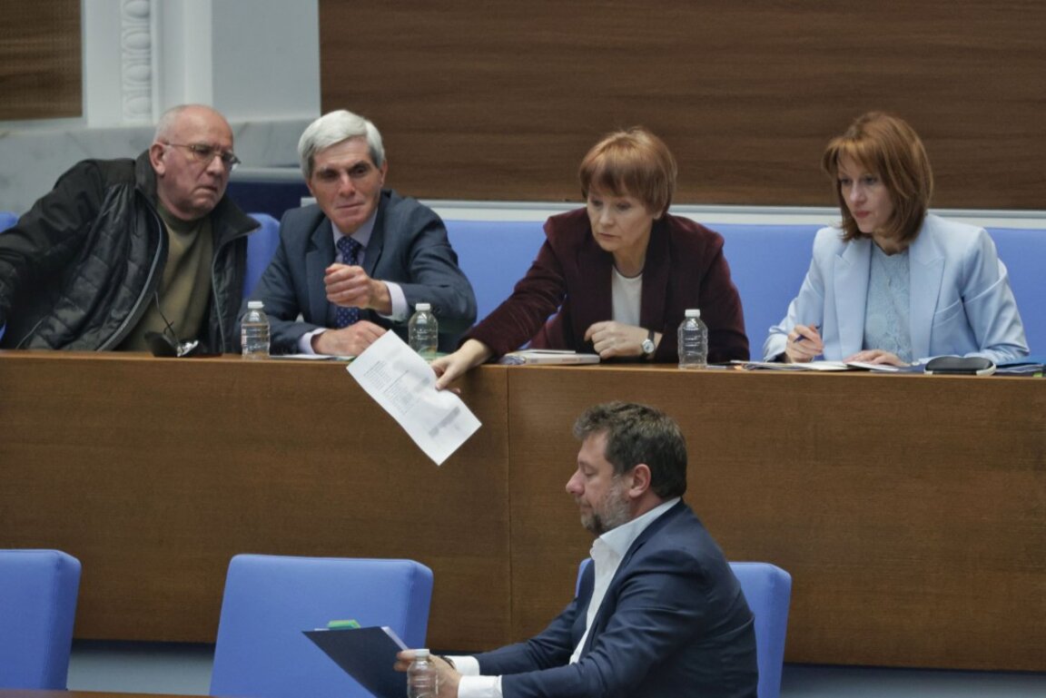 В НС за изслушване е ръководството на ЦИК и на "Информационно обслужване" АД. На снимката: изпълнителният директор на ИО Ивайло Филипов, на заден план (от ляво надясно) Цветозар Томов, Емил Войнов, Росица Матева, председателят на ЦИК Камелия Нейкова -11 март 2025 г.