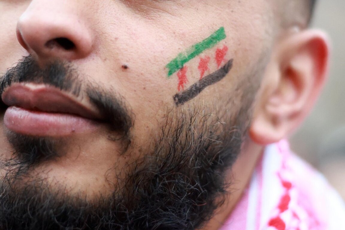 Илюстративна снимка - поддръжник на силите, които завзеха властта в Сирия, празнува в Берлин, като е изрисувал флаг на лицето си, Германия, 8 декември 2024 г.