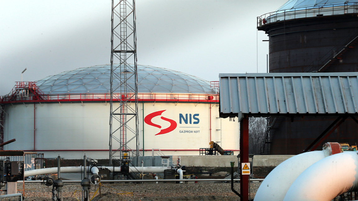 По съседски Санкциите на САЩ технологично спряха единствената сръбска петролна рафинерия