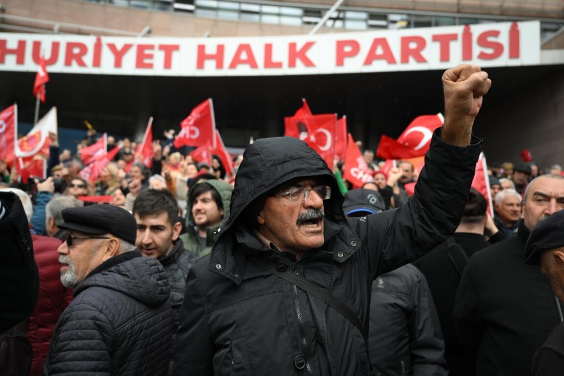 Протест пред сградата на Народнорепубликанската партия в Анкара, 19 март 2025 г.