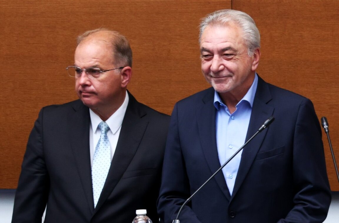 Росен Карадимов (вдясно) и Радомир Чолаков (вляво) в НС - 23 май 2025 г.