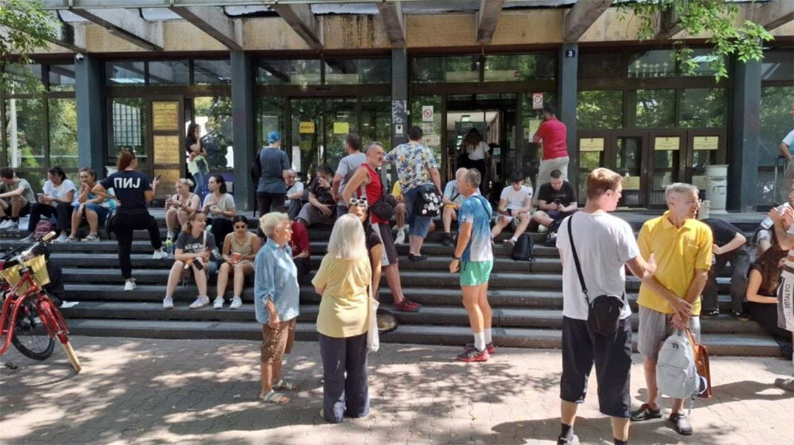 Мирен протест пред сградата на съда в Нови сад, 21 август 2025 г.