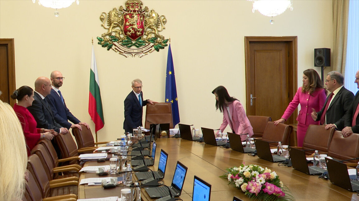 Премиерът Николай Денков (в центъра) и министри на заседанието на кабинета - 25 октомври 2023 г.