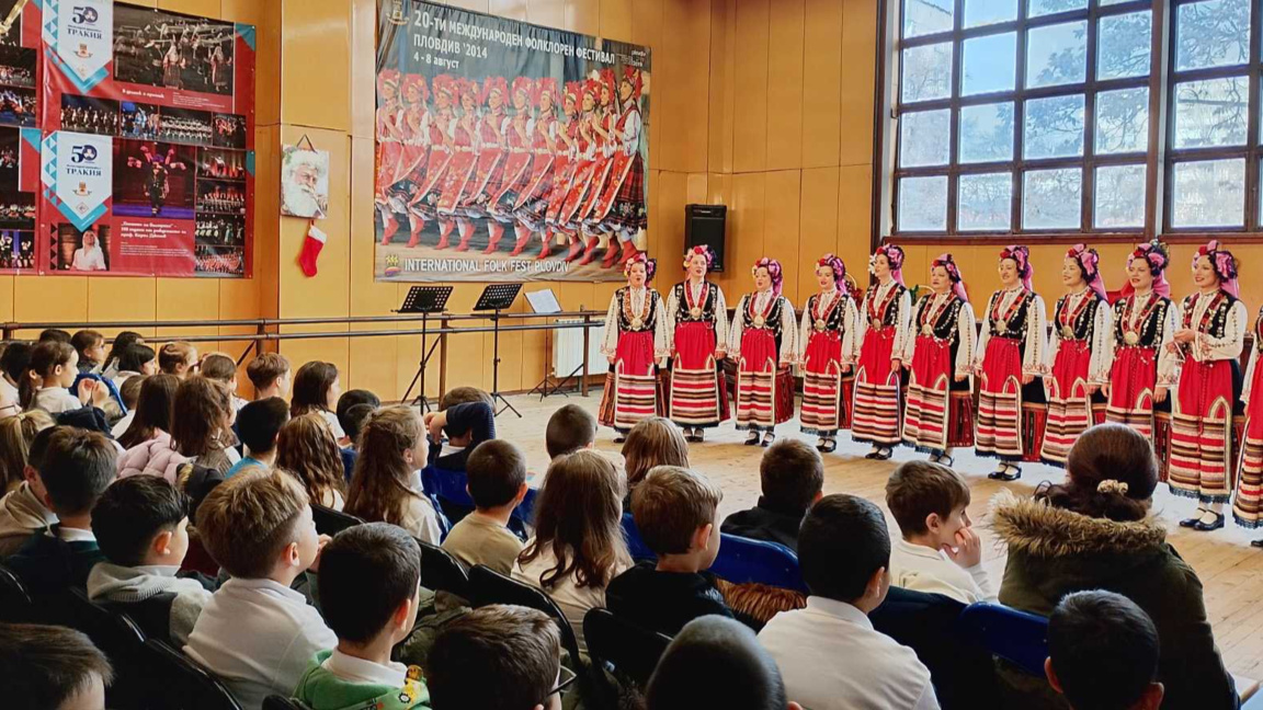  За Коледа ФА „Тракия“ с образователни к...