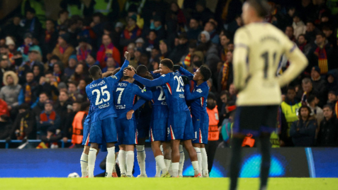 Футболистите на Челси ликуват след третия си гол.