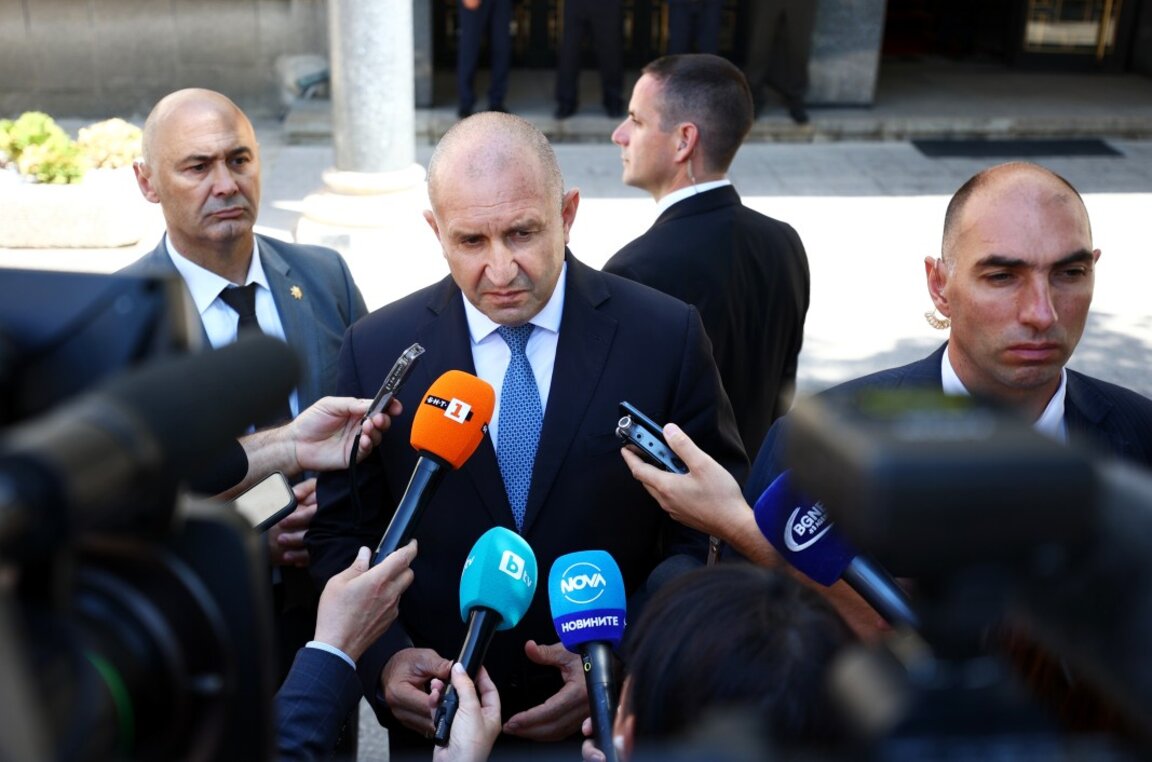 Румен Радев: Не се меся във вътрешните дела на нито една политическа партия