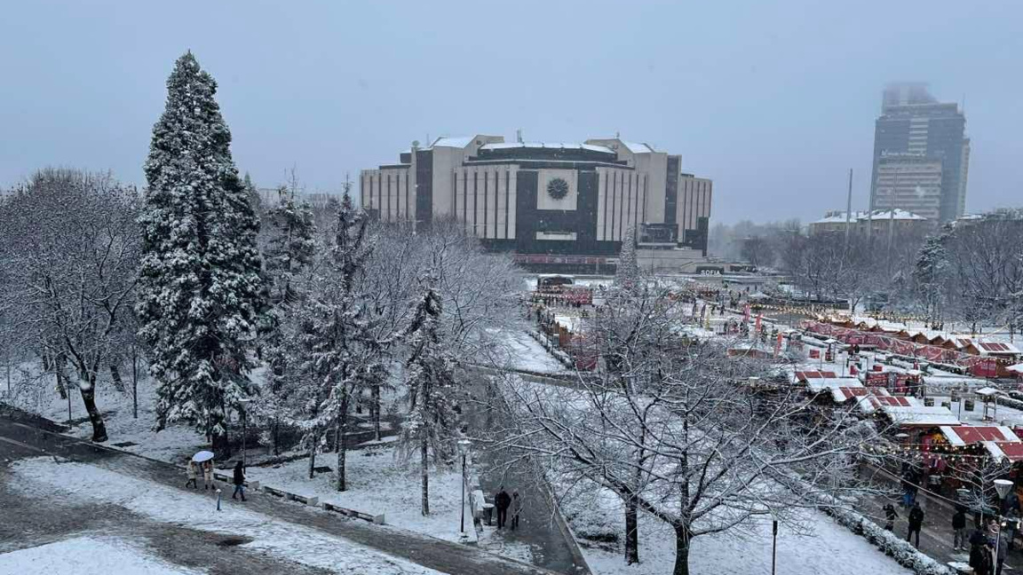 Частично е повредена настилката пред НДК...