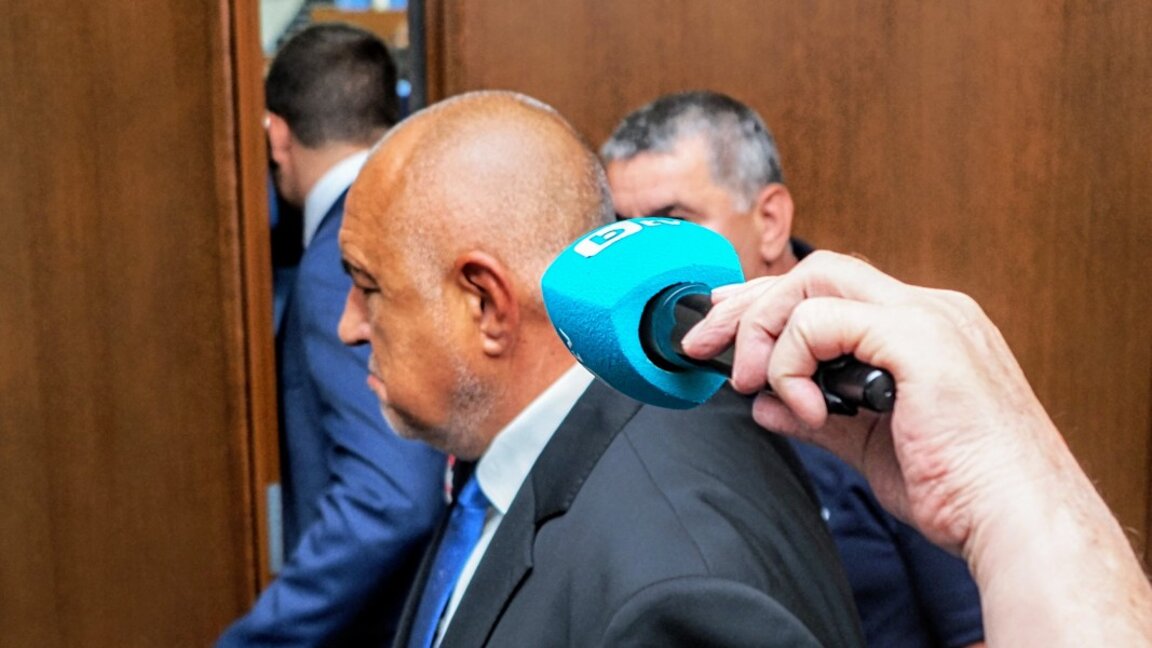 Борисов напусна пленарната зала по време на изказването на Денков