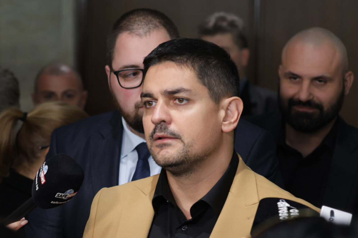 Лидерът на ПП МЕЧ Радостин Василев дава брифинг в кулоарите на парламента - 20 ноември 2024 г.