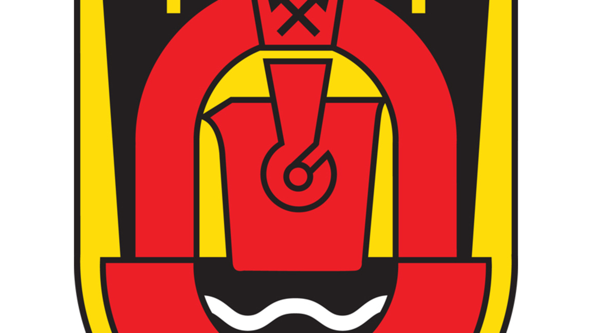 Връчването на глоби на входа на община Перник остава