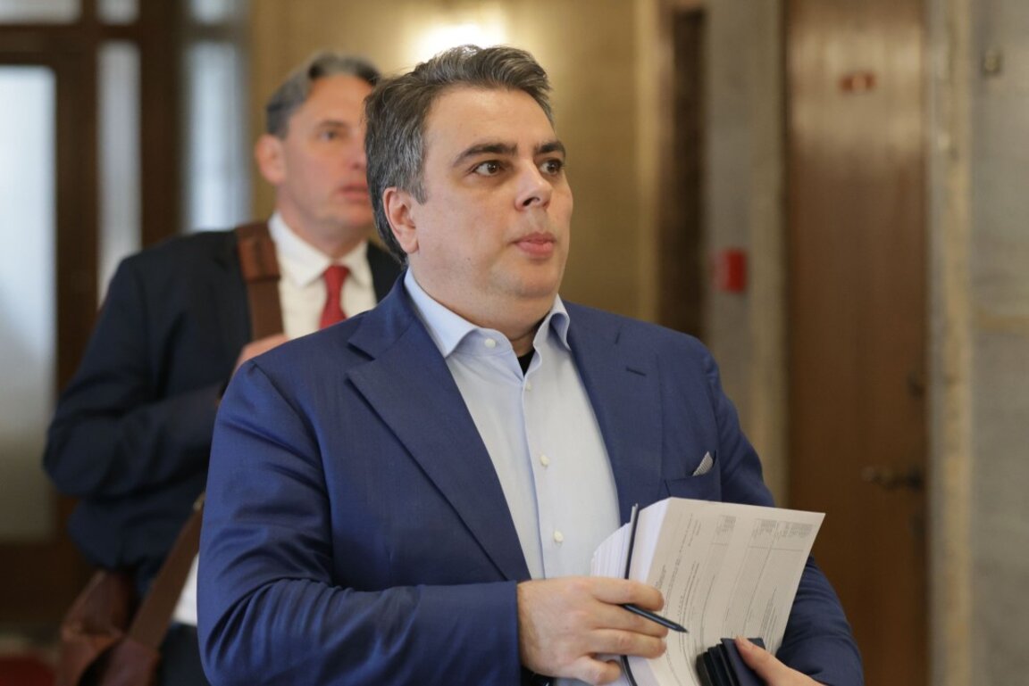Асен Василев преди заседанието на Бюджетната комисия в парламента -  13 март 2025 г.
