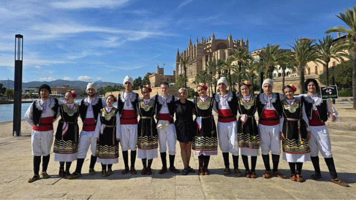 Фолклорната формация "Луди-Млади" е връзка с родното за българчетата в Атина