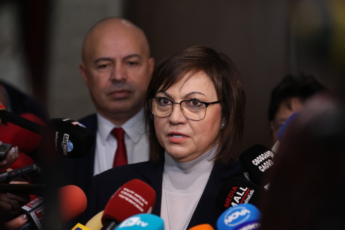 Председателят на БСП Корнелия Нинова прави изявление в кулоарите на парламента. На втори план: Георги Свиленски; 29 ноември 2023 г.