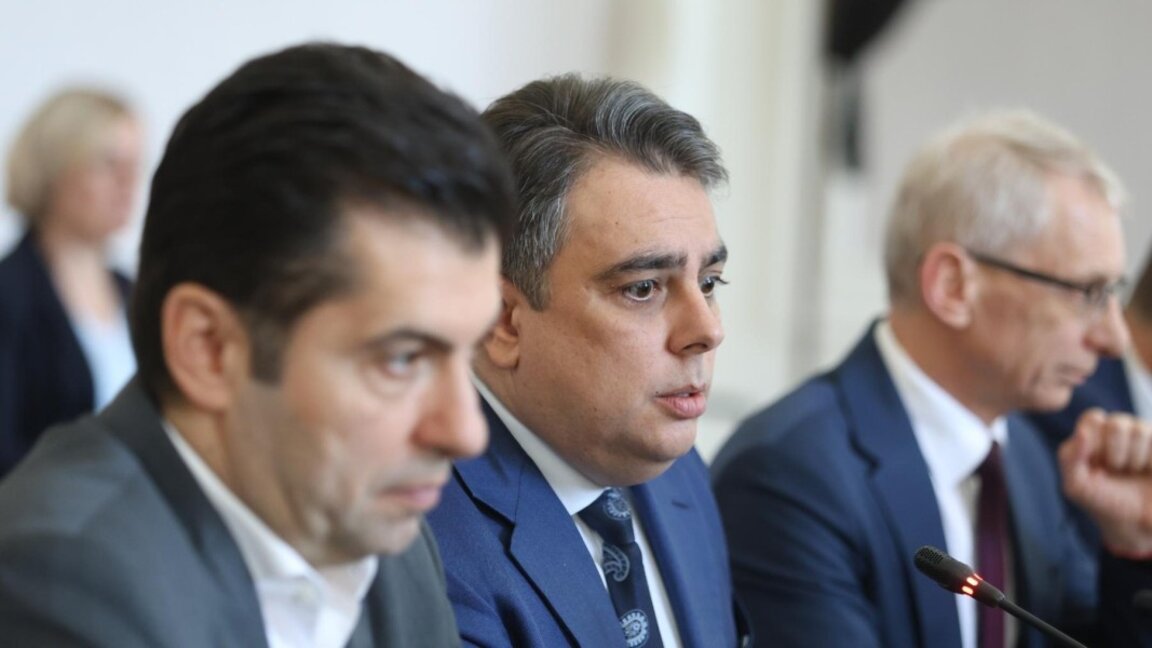 Асен Василев, Кирил Петков и Николай Денков (отляво надясно) от ПП.