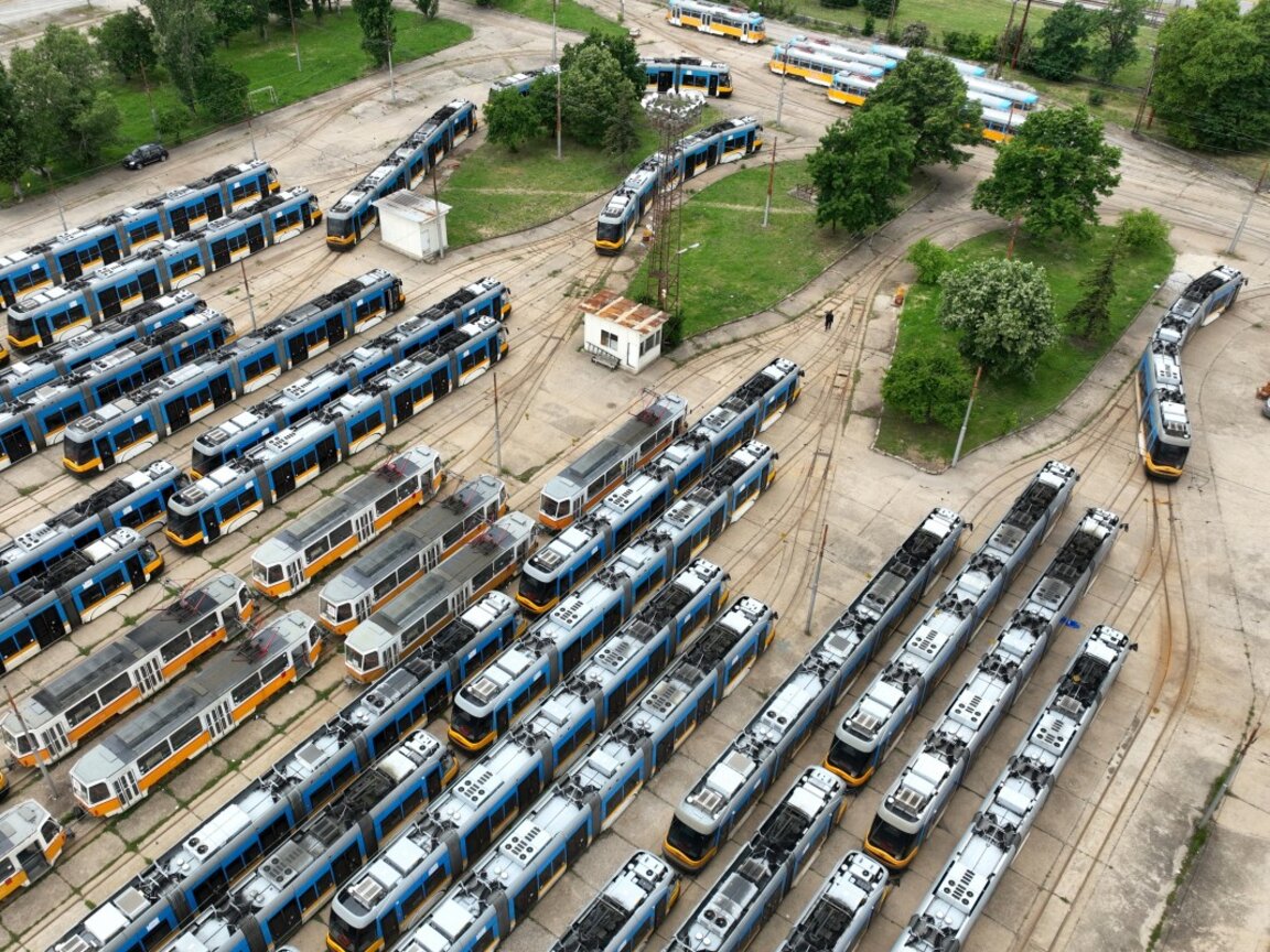 Паркирани трамваи в депо "Красна поляна" в София -  19 май 2025 г.