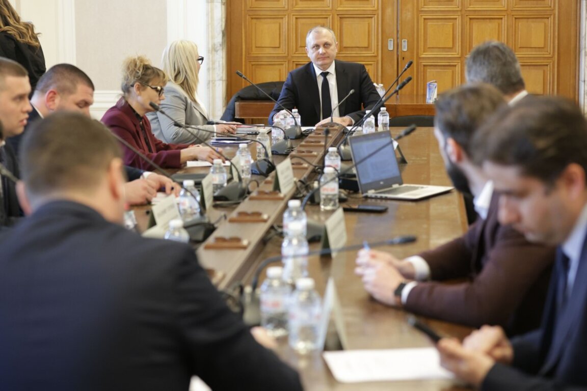 Министърът на електронното управление Валентин Мундров на заседанието на ресорната парламентарна  комисия - 13 март 2025 г.