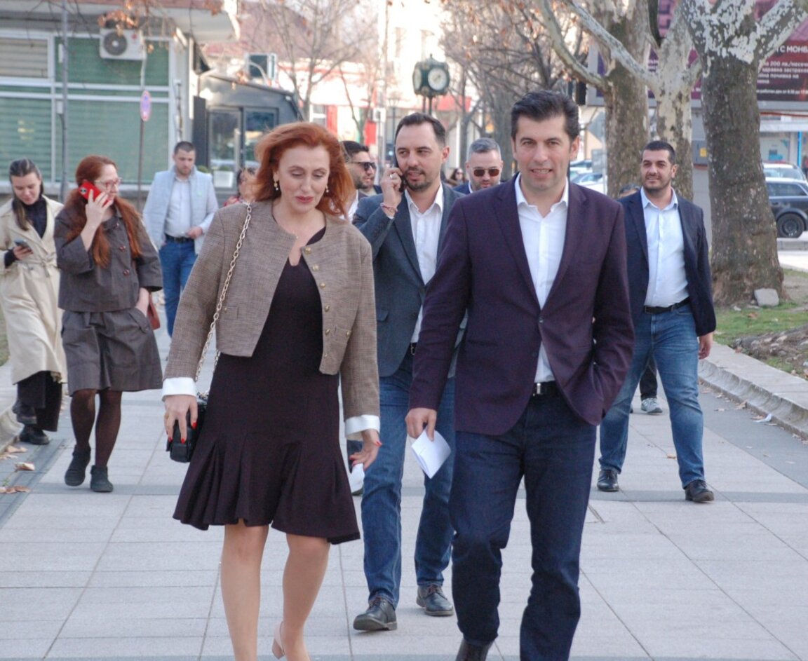 Ванина Вецина и Кирил Петков по време на посещението в Монтана. На втори план -  Богдан Богданов.