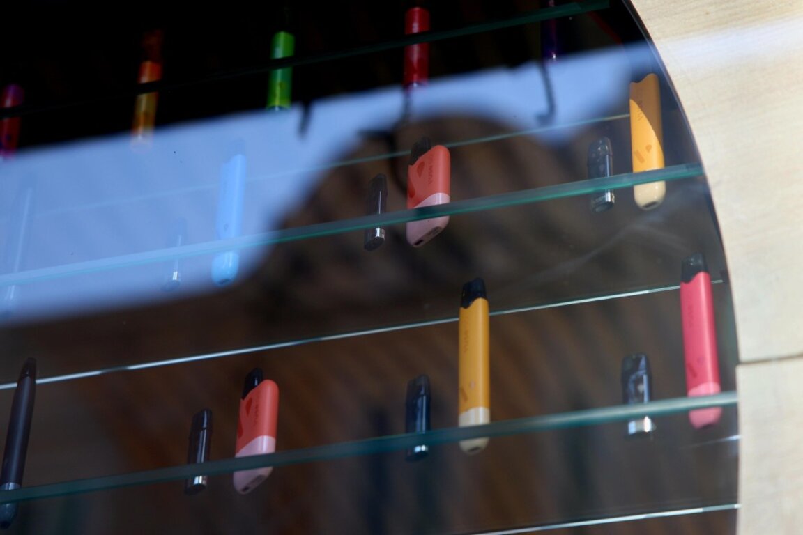 Електронни устройства за пушене тип вейп, които съдържат контейнер с течност.