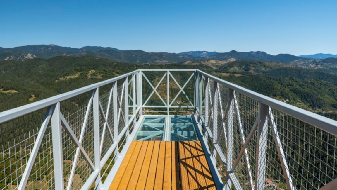 Знаменитая стеклянная площадка "Вершина"...