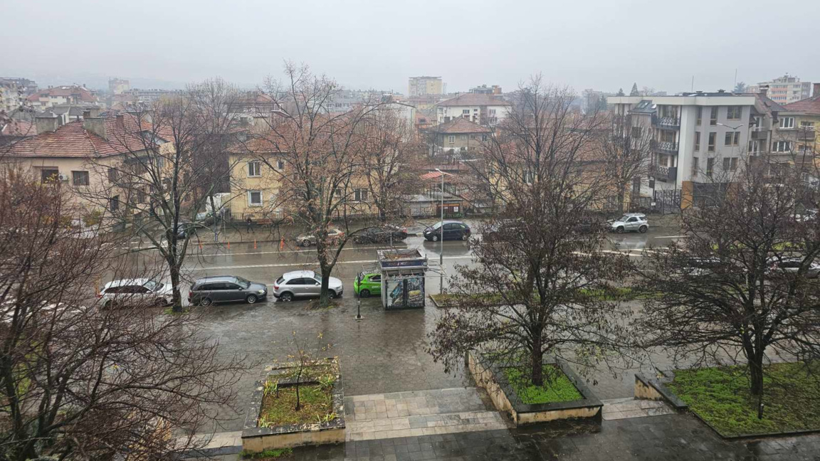 Интензивни валежи и локални наводнения в...