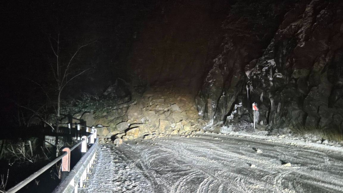 Над 150 кубични метра е скалната маса, която затвори пътя Смолян - Девин