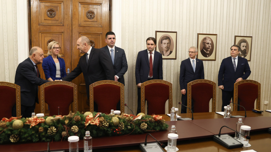 Радев одбија да открије да ли ће ући у п...