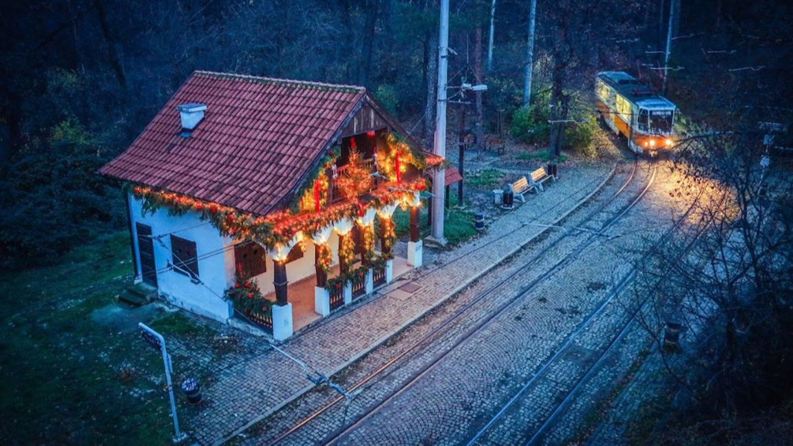 Το χριστουγεννιάτικο πνεύμα φώτισε και τη στάση του τραμ «Βίσνεβα» στη Σόφια