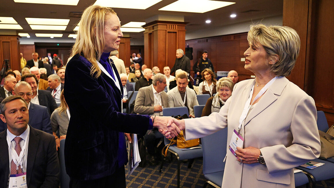 Стефка Костадинова (ляво) и Весела Лечева