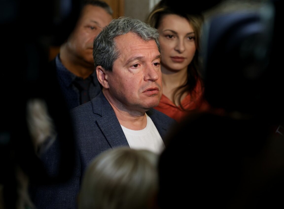 Председателят на ПГ на ИТН Тошко Йорданов дава брифинг след срещата в НС с Красимира Катинчарова - нечленуваща в парламентарна група (от бившата ПГ "Величие") - 30 юли 2024 г.