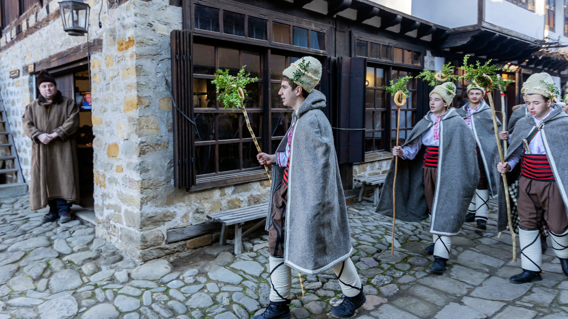 Добър час, добра среща, добра година коледари