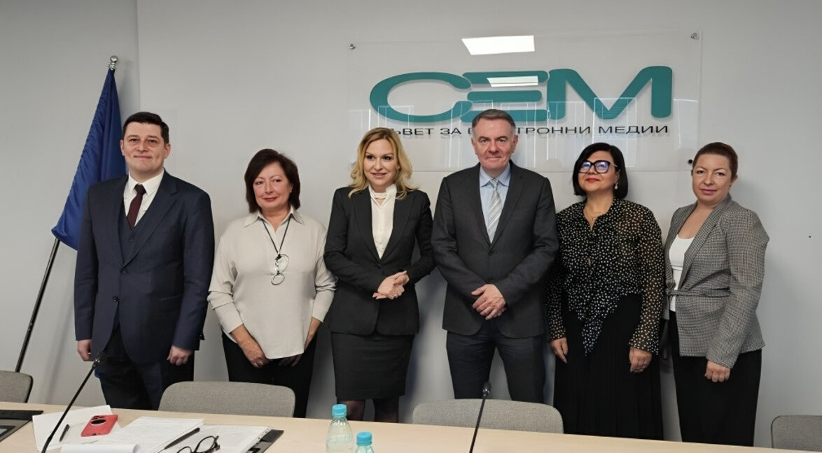 Генералният директор на БНР Милен Митев (вляво) и генeралният директор на EBU Ноел Къран (четвърти отляво надясно) се срещнаха с членовете на СЕМ