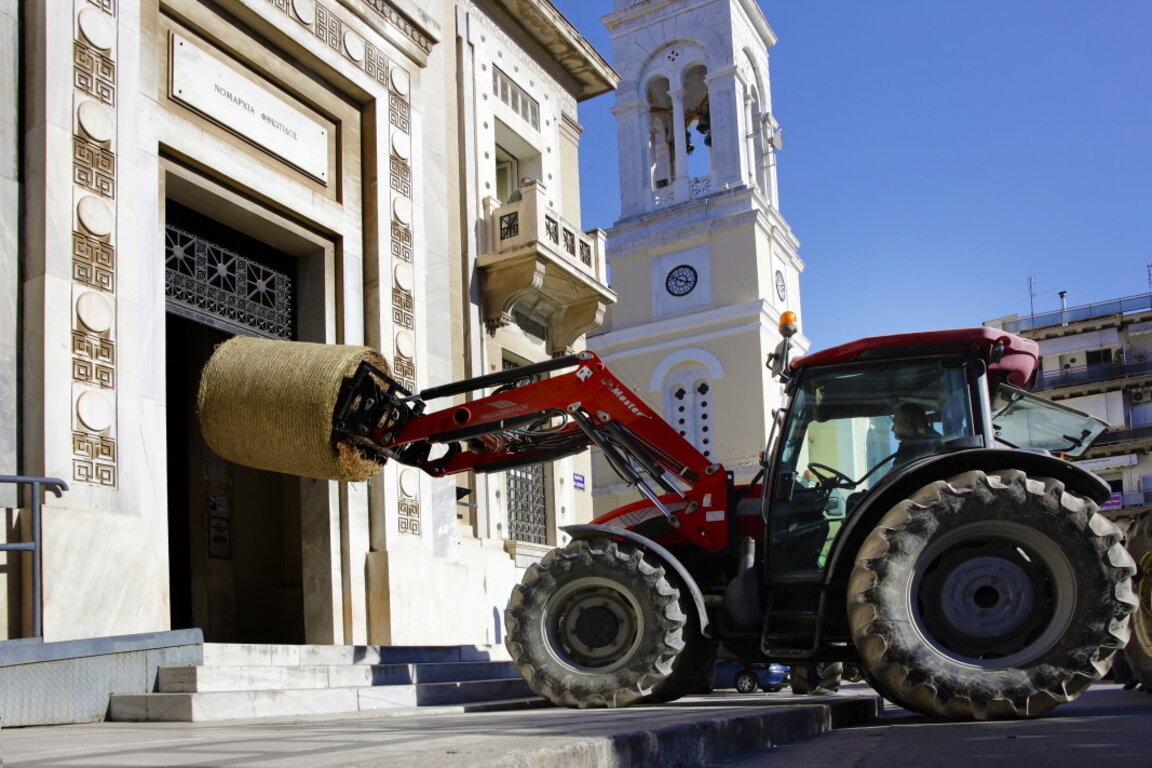 Фермери внасят бала слама във входа на правителствена сграда по време на протест в Ламия, Гърция, 26 януари 2024 г.
