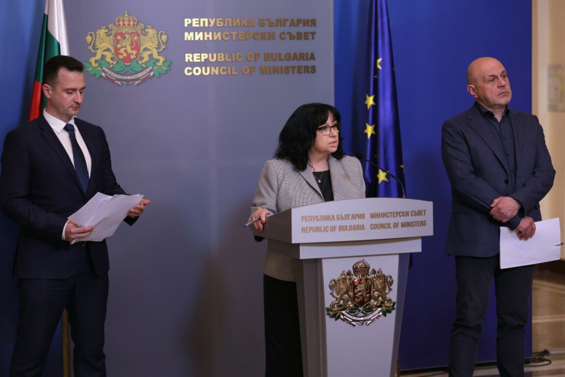 Министърът на финансите Теменужка Петкова (в центъра), министърът на енергетиката Жечо Станков (вляво)  и вицепремиерът и министър на иновациите и растежа Томислав Дончев (вдясно) дават брифинг в Министерския  съвет - 6 март 2025 г.