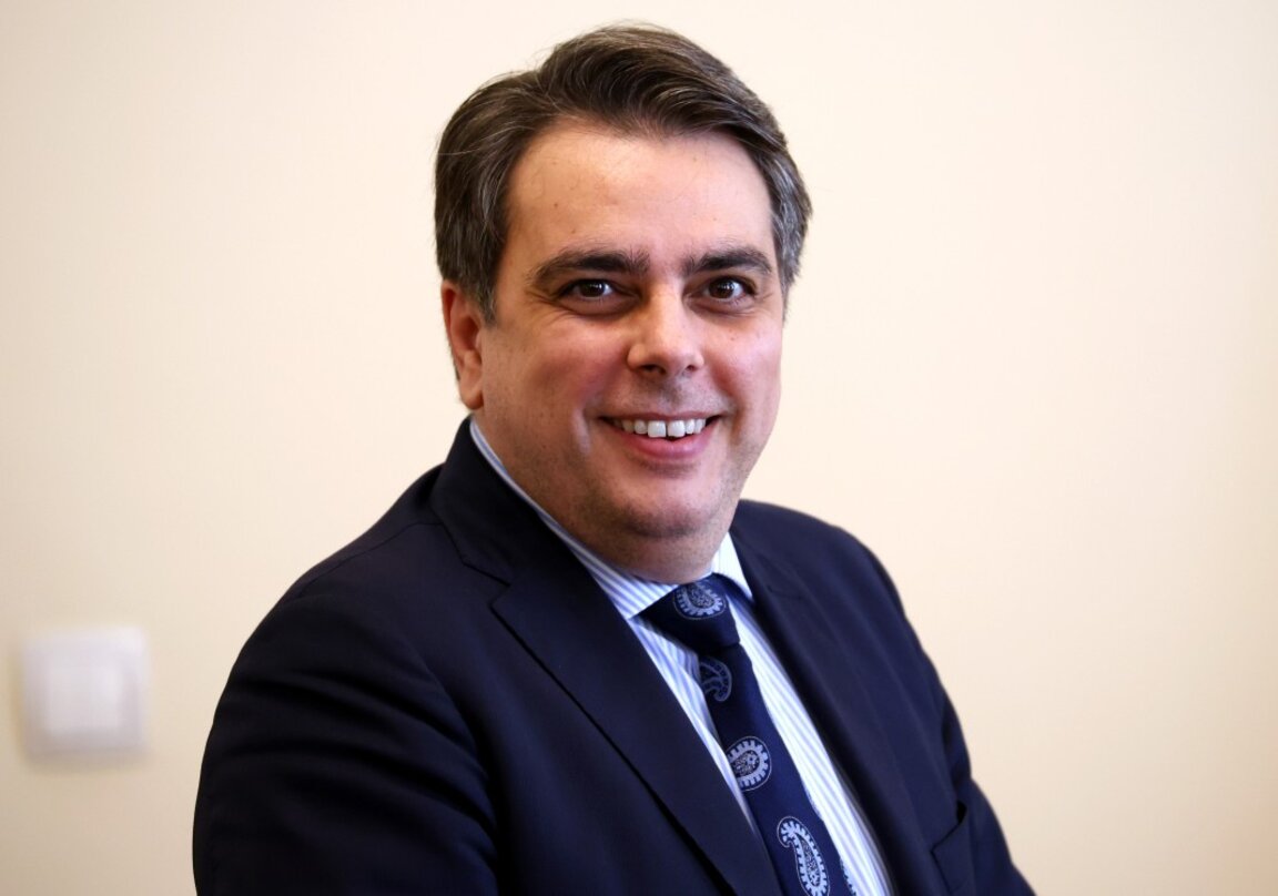 Асен Василев: Бюджет 2024 ще бъде съобразен с правителствената програма